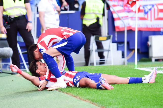 (260824) -- MADRID, Aug. 24, 2026 (Xinhua) -- Atletico Madrid's Giuliano Simeone (down) celebrates with teammate Alex Baena during the Spanish La Liga football match between Atletico de Madrid and Villarreal at Metropolitano stadium in Madrid, Spain, Aug. 23, 2026. (Photo by Gustavo Valiente/Xinhua)