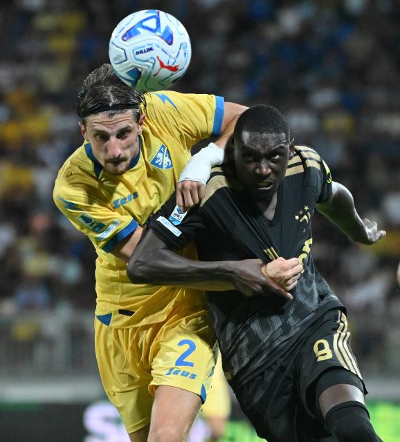 (260824) -- FROSINONE, Aug. 24, 2026 (Xinhua) -- Juventus' Randal Kolo Muani (R) vies with Frosinone's Giorgio Cittadini during the Italian Serie A football match between Frosinone and Juventus in Frosinone, Italy, Aug. 23, 2026. (Photo by Alberto Lingria/Xinhua)