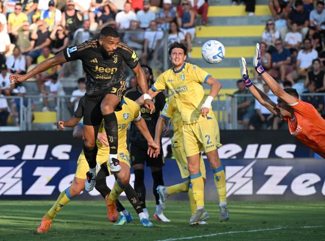 (260824) -- FROSINONE, Aug. 24, 2026 (Xinhua) -- Juventus' Bremer (L) heads to score during the Italian Serie A football match between Frosinone and Juventus in Frosinone, Italy, Aug. 23, 2026. (Photo by Alberto Lingria/Xinhua)