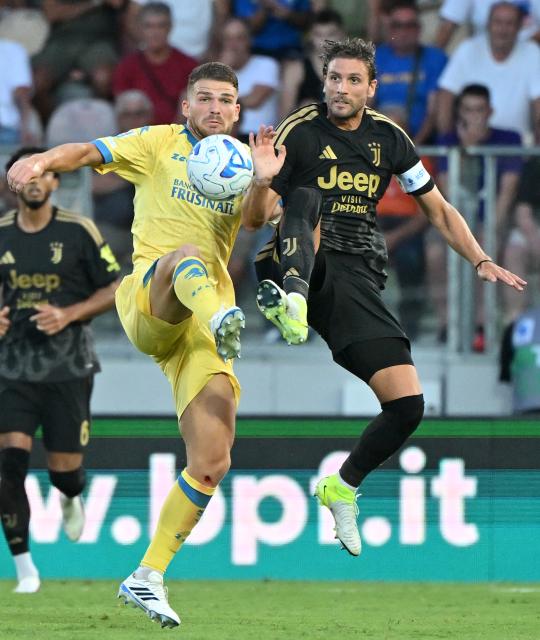 (260824) -- FROSINONE, Aug. 24, 2026 (Xinhua) -- Juventus' Manuel Locatelli (R) vies with Frosinone's Gabriele Calvani during the Italian Serie A football match between Frosinone and Juventus in Frosinone, Italy, Aug. 23, 2026. (Photo by Alberto Lingria/Xinhua)