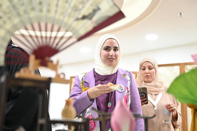 (260824) -- KUWAIT CITY, Aug. 24, 2026 (Xinhua) -- People participate in the Chinese & Kuwaiti Tea Art and Treats Tasting event at the China Cultural Center in Kuwait in Hawalli Governorate, Kuwait, Aug. 23, 2026. More than 150 people gathered Sunday evening here for the event, where they savored teas and sweets and learned about tea-making traditions in both countries.
   Jointly organized by the China Cultural Center in Kuwait and Kuwait's National Council for Culture, Arts and Letters (NCCAL), the event was part of Kuwait's 18th Summer Cultural Festival. It aimed to introduce Chinese and Kuwaiti tea traditions and promote cultural and people-to-people exchanges between the two countries. (Photo by Asad/Xinhua)
