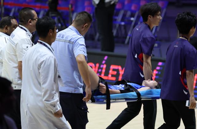 (260824) -- TIANJIN, Aug. 24, 2026 (Xinhua) -- Nguyen Thi Uyen of Vietnam leaves the court after getting injured during the pool C match between Vietnam and China's Hong Kong at AVC Women's Volleyball Continental Championship in Tianjin, China, Aug. 24, 2026. (Xinhua/Sun Fanyue)