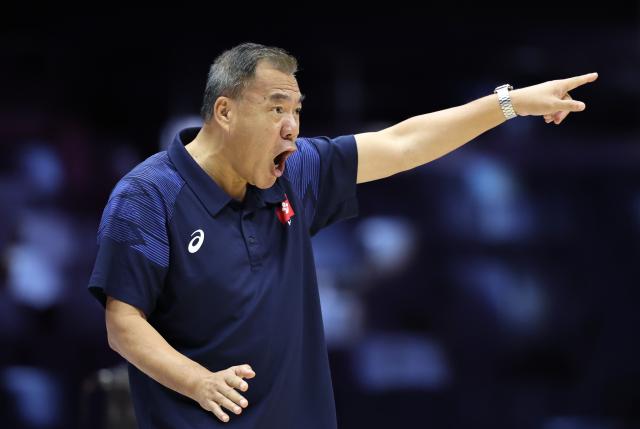 (260824) -- TIANJIN, Aug. 24, 2026 (Xinhua) -- Kwok Kin Chuen, head coach of China's Hong Kong, gestures during the pool C match between Vietnam and China's Hong Kong at AVC Women's Volleyball Continental Championship in Tianjin, China, Aug. 24, 2026. (Xinhua/Sun Fanyue)