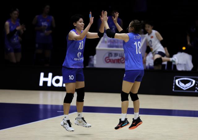 (260824) -- TIANJIN, Aug. 24, 2026 (Xinhua) -- Le Nhu Anh (L) and Le Thi Yen of Vietnam celebrate after the pool C match between Vietnam and China's Hong Kong at AVC Women's Volleyball Continental Championship in Tianjin, China, Aug. 24, 2026. (Xinhua/Sun Fanyue)