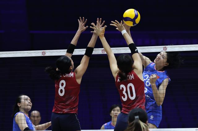 (260824) -- TIANJIN, Aug. 24, 2026 (Xinhua) -- Tran Thi Bich Thuy (1st R) of Vietnam spikes the ball during the pool C match between Vietnam and China's Hong Kong at AVC Women's Volleyball Continental Championship in Tianjin, China, Aug. 24, 2026. (Xinhua/Sun Fanyue)
