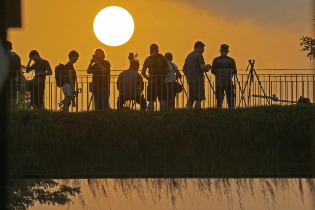 (260824) -- SINGAPORE, Aug. 24, 2026 (Xinhua) -- People take photos of sunrise in Singapore, on Aug. 23, 2026. (Xinhua/Then Chih Wey)