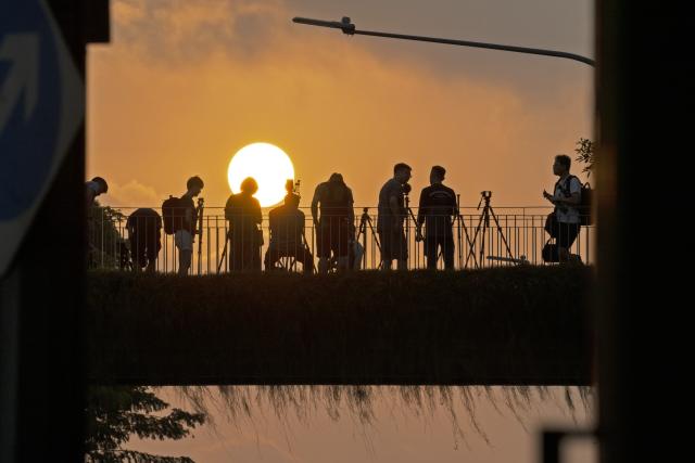(260824) -- SINGAPORE, Aug. 24, 2026 (Xinhua) -- People take photos of sunrise in Singapore, on Aug. 23, 2026. (Xinhua/Then Chih Wey)