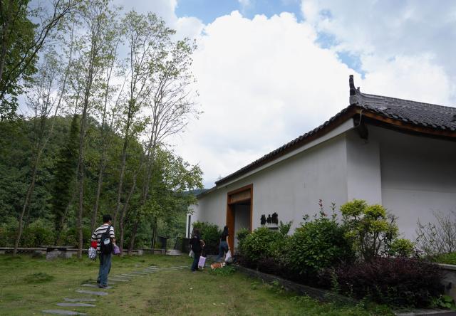 (260824) -- GUANGYUAN, Aug. 24, 2026 (Xinhua) -- Tourists walk into a homestay in Zengjiashan scenic spot of Guangyuan City, southwest China's Sichuan Province, Aug. 23, 2026. Zengjiashan, a summer getaway with an average elevation of 1,300 meters and summer temperatures of around 23 degrees centigrade, is developing tourism by making the most of its cool climate, attracting visitors from surrounding areas. (Xinhua/Jiang Hongjing)