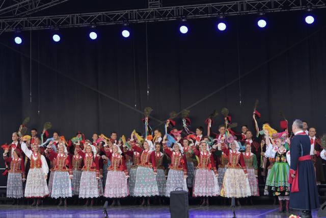 (260824) -- WARSAW, Aug. 24, 2026 (Xinhua) -- People in traditional costumes perform at the Harvest Festival in Warsaw, Poland, Aug. 23, 2026. (Xinhua/Yue Yuanyuan)