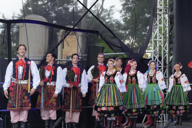 (260824) -- WARSAW, Aug. 24, 2026 (Xinhua) -- People in traditional costumes perform at the Harvest Festival in Warsaw, Poland, Aug. 23, 2026. (Xinhua/Yue Yuanyuan)