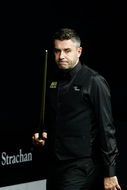 (260824) -- WUHAN, Aug. 24, 2026 (Xinhua) -- Mark Selby reacts during a round 2 match between Mark Selby of England and Fan Zhengyi of China at Wuhan Open 2026 snooker tournament in Wuhan, central China's Hubei Province, Aug. 24, 2026. (Xinhua/Wu Zhizun)