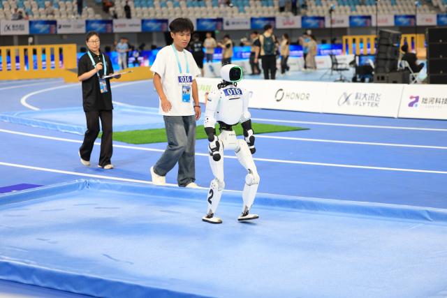 (260824) -- BEIJING, Aug. 24, 2026 (Xinhua) -- The robot of Tianjiao Team competes during 400m Obstacles of the 2nd World Humanoid Robot Games in Beijing, capital of China, Aug. 24, 2026. (Xinhua/Xu Yanan)