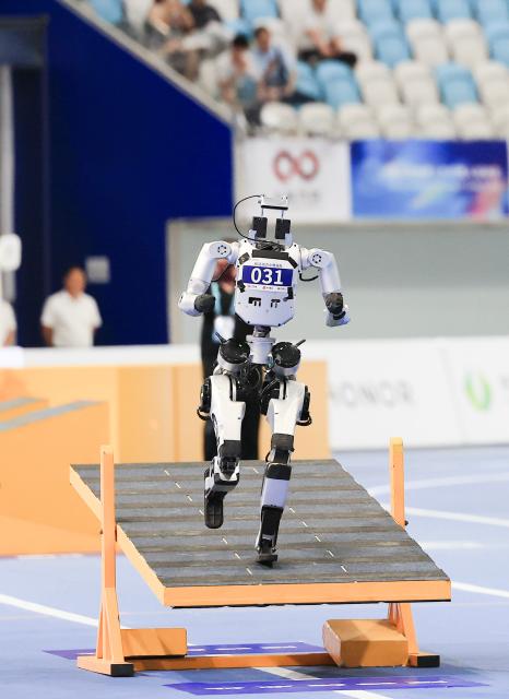 (260824) -- BEIJING, Aug. 24, 2026 (Xinhua) -- The robot of Songyan Dynamics Little Pioneer Team competes during 400m Obstacles of the 2nd World Humanoid Robot Games in Beijing, capital of China, Aug. 24, 2026. (Xinhua/Xu Yanan)