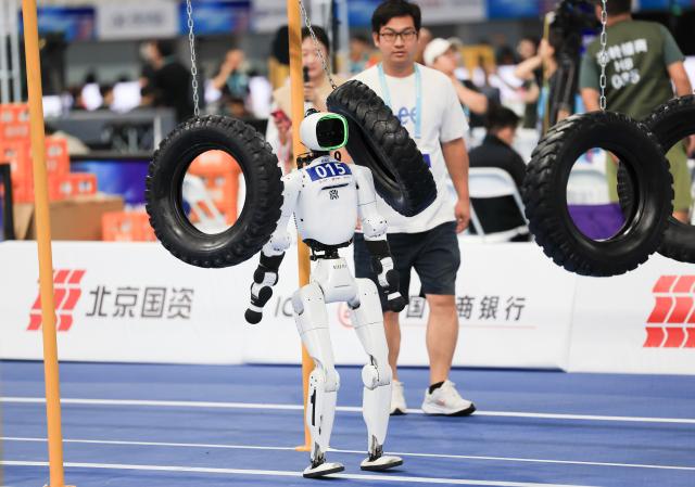 (260824) -- BEIJING, Aug. 24, 2026 (Xinhua) -- The robot of Tianzhuo Team competes during 400m Obstacles of the 2nd World Humanoid Robot Games in Beijing, capital of China, Aug. 24, 2026. (Xinhua/Xu Yanan)