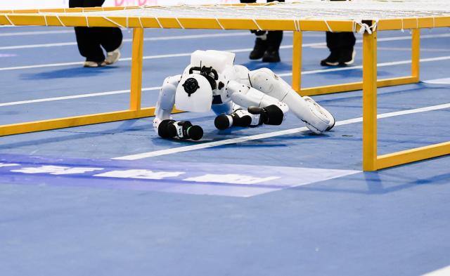 (260824) -- BEIJING, Aug. 24, 2026 (Xinhua) -- The robot of Tianxiao Team competes during 400m Obstacles of the 2nd World Humanoid Robot Games in Beijing, capital of China, Aug. 24, 2026. (Xinhua/Xu Yanan)