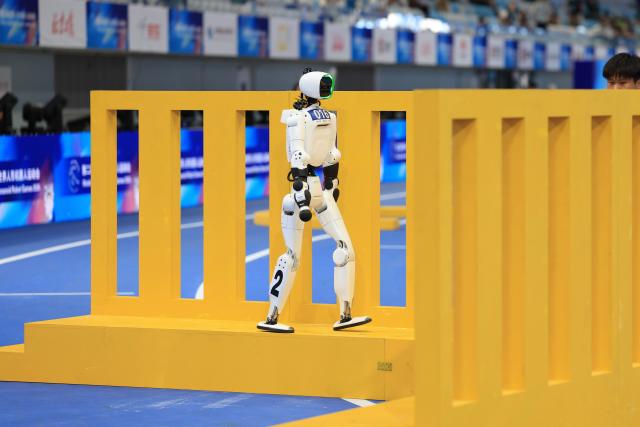 (260824) -- BEIJING, Aug. 24, 2026 (Xinhua) -- The robot of Tianjiao Team competes during 400m Obstacles of the 2nd World Humanoid Robot Games in Beijing, capital of China, Aug. 24, 2026. (Xinhua/Xu Yanan)