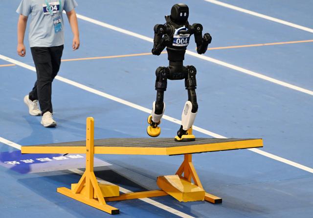 (260824) -- BEIJING, Aug. 24, 2026 (Xinhua) -- The robot of Shanghai AGIbot Team competes during 400m Obstacles of the 2nd World Humanoid Robot Games in Beijing, capital of China, Aug. 24, 2026. (Xinhua/Zhang Chenlin)