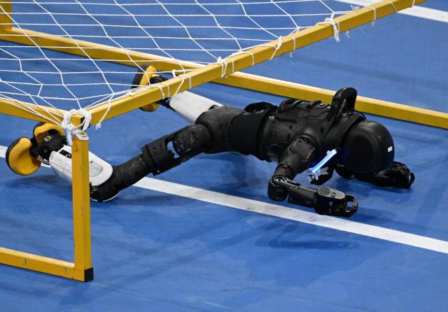 (260824) -- BEIJING, Aug. 24, 2026 (Xinhua) -- The robot of Beijing AGIbot Team competes during 100m Obstacles of the 2nd World Humanoid Robot Games in Beijing, capital of China, Aug. 24, 2026. (Xinhua/Zhang Chenlin)