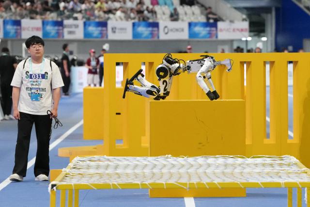 (260824) -- BEIJING, Aug. 24, 2026 (Xinhua) -- The robot of Songyan Dynamics Little Pioneer Team competes during the 100m Obstacles of the 2nd World Humanoid Robot Games in Beijing, capital of China, Aug. 24, 2026. (Xinhua/Ju Huanzong)