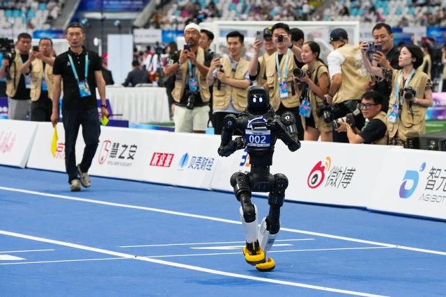 (260824) -- BEIJING, Aug. 24, 2026 (Xinhua) -- The robot of Ningxia AGIbot Team competes during the 100m Obstacles of the 2nd World Humanoid Robot Games in Beijing, capital of China, Aug. 24, 2026. (Xinhua/Ju Huanzong)