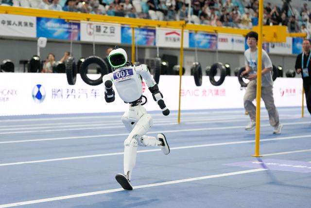 (260824) -- BEIJING, Aug. 24, 2026 (Xinhua) -- The robot of Tiangong competes during the 400m Obstacles of the 2nd World Humanoid Robot Games in Beijing, capital of China, Aug. 24, 2026. (Xinhua/Ju Huanzong)