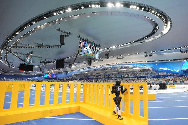 (260824) -- BEIJING, Aug. 24, 2026 (Xinhua) -- The robot of Shanghai AGIbot competes during the 400m Obstacles of the 2nd World Humanoid Robot Games in Beijing, capital of China, Aug. 24, 2026. (Xinhua/Ju Huanzong)