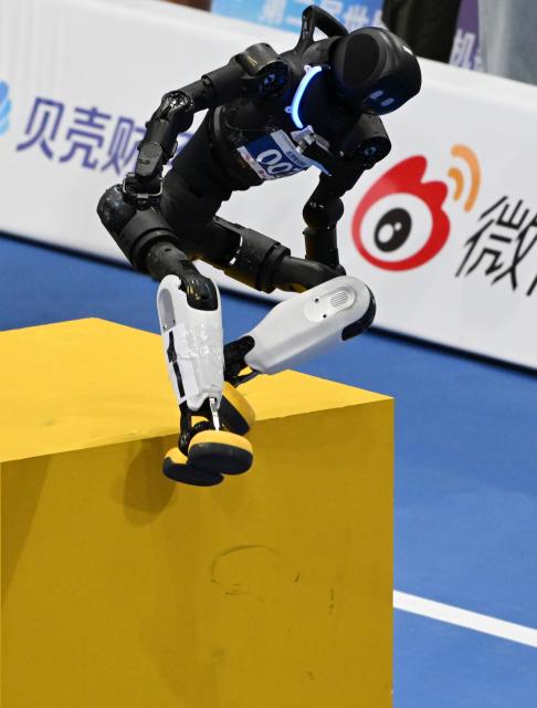 (260824) -- BEIJING, Aug. 24, 2026 (Xinhua) -- The robot of Beijing AGIbot Team competes during 100m Obstacles of the 2nd World Humanoid Robot Games in Beijing, capital of China, Aug. 24, 2026. (Xinhua/Zhang Chenlin)
