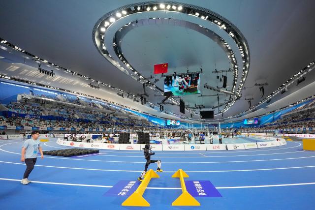 (260824) -- BEIJING, Aug. 24, 2026 (Xinhua) -- The robot of Shanghai AGIbot competes during the 400m Obstacles of the 2nd World Humanoid Robot Games in Beijing, capital of China, Aug. 24, 2026. (Xinhua/Ju Huanzong)