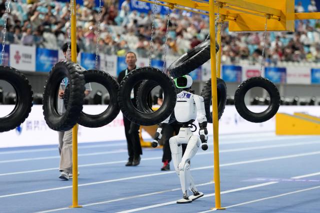 (260824) -- BEIJING, Aug. 24, 2026 (Xinhua) -- The robot of Tiangong competes during the 400m Obstacles of the 2nd World Humanoid Robot Games in Beijing, capital of China, Aug. 24, 2026. (Xinhua/Ju Huanzong)