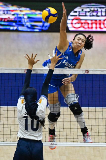 (260824) -- TIANJIN, Aug. 24, 2026 (Xinhua) -- Tang Xin (R) of China spikes the ball during the pool A match between China and Iran at AVC Women's Volleyball Continental Championship in Tianjin, China, Aug. 24, 2026. (Xinhua/Zhao Zishuo)