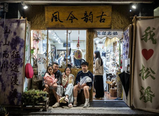 (260824) -- SONGPAN, Aug. 24, 2026 (Xinhua) -- Tourists rest at Songzhou Ancient City in Songpan County of Aba Tibetan and Qiang Autonomous Prefecture, southwest China's Sichuan Province, Aug. 23, 2026. Songzhou Ancient City in Songpan County is now a major historical and cultural site protected at the national level. (Photo by Lan Hongguang/Xinhua)