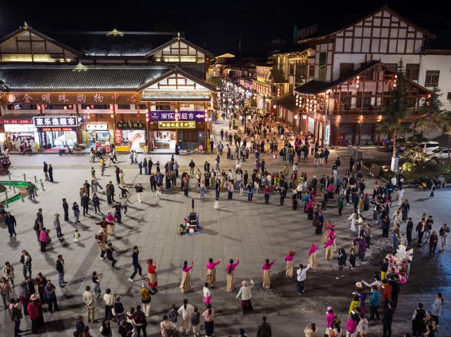 (260824) -- SONGPAN, Aug. 24, 2026 (Xinhua) -- People enjoy Guozhuang dance at Songzhou Ancient City in Songpan County of Aba Tibetan and Qiang Autonomous Prefecture, southwest China's Sichuan Province, Aug. 23, 2026. Songzhou Ancient City in Songpan County is now a major historical and cultural site protected at the national level. (Photo by Lan Hongguang/Xinhua)