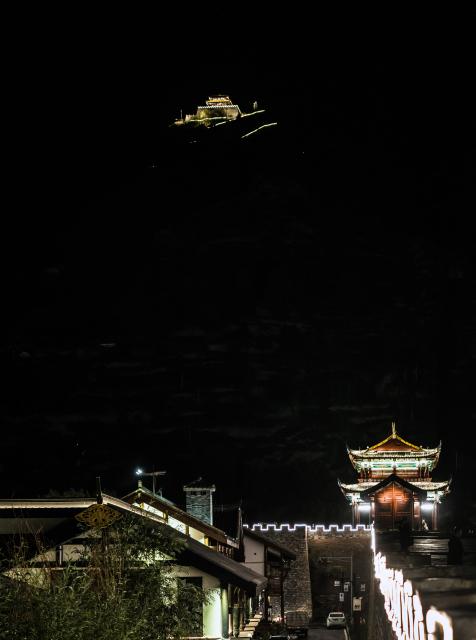 (260824) -- SONGPAN, Aug. 24, 2026 (Xinhua) -- This photo taken on Aug. 23, 2026 shows the night view of Songzhou Ancient City in Songpan County of Aba Tibetan and Qiang Autonomous Prefecture, southwest China's Sichuan Province. Songzhou Ancient City in Songpan County is now a major historical and cultural site protected at the national level. (Photo by Lan Hongguang/Xinhua)