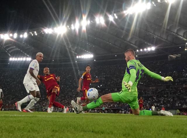 (260825) -- ROME, Aug. 25, 2026 (Xinhua) -- Fiorentina's goalkeeper David de Gea (1st R) fails to save during the Italian Serie A football match between Roma and Fiorentina in Rome, Italy, Aug. 24, 2026. (Photo by Alberto Lingria/Xinhua)