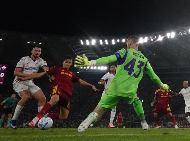 (260825) -- ROME, Aug. 25, 2026 (Xinhua) -- Roma's Niccolo Pisilli (2nd L) shoots to score during the Italian Serie A football match between Roma and Fiorentina in Rome, Italy, Aug. 24, 2026. (Photo by Alberto Lingria/Xinhua)
