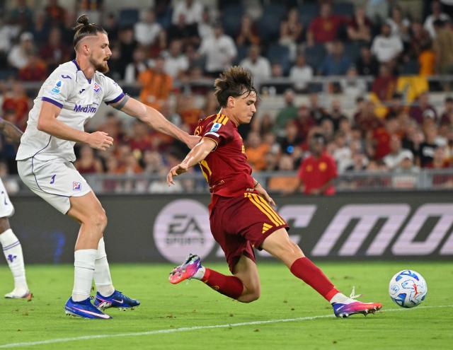 (260825) -- ROME, Aug. 25, 2026 (Xinhua) -- Roma's Niccolo Pisilli (R) shoots to score during the Italian Serie A football match between Roma and Fiorentina in Rome, Italy, Aug. 24, 2026. (Photo by Alberto Lingria/Xinhua)