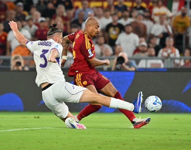 (260825) -- ROME, Aug. 25, 2026 (Xinhua) -- Roma's Donyell Malen (R) shoots to score during the Italian Serie A football match between Roma and Fiorentina in Rome, Italy, Aug. 24, 2026. (Photo by Alberto Lingria/Xinhua)