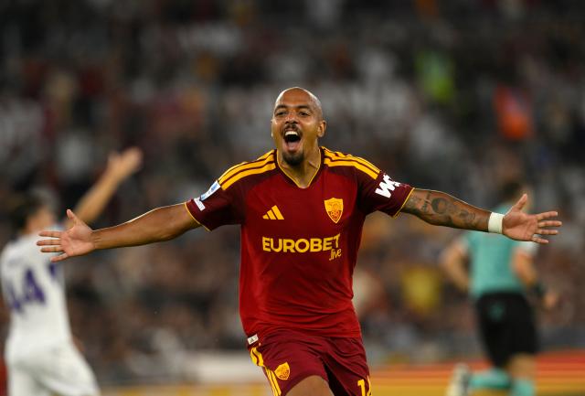 (260825) -- ROME, Aug. 25, 2026 (Xinhua) -- Roma's Donyell Malen celebrates his goal during the Italian Serie A football match between Roma and Fiorentina in Rome, Italy, Aug. 24, 2026. (Photo by Alberto Lingria/Xinhua)
