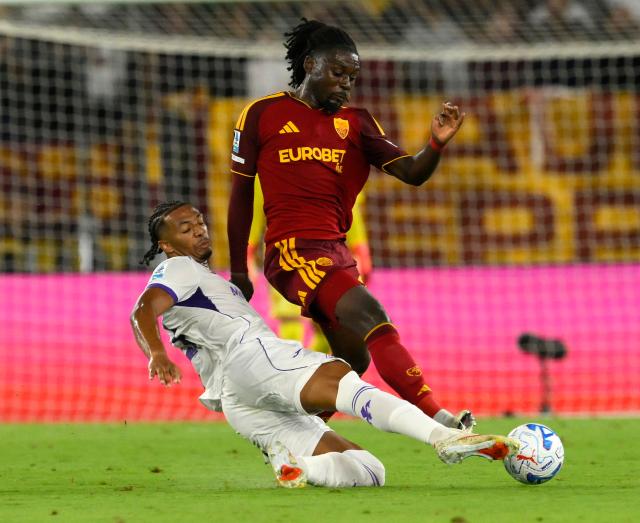 (260825) -- ROME, Aug. 25, 2026 (Xinhua) -- Roma's Manu Kone (R) vies with Fiorentina's Cher Ndour during the Italian Serie A football match between Roma and Fiorentina in Rome, Italy, Aug. 24, 2026. (Photo by Alberto Lingria/Xinhua)