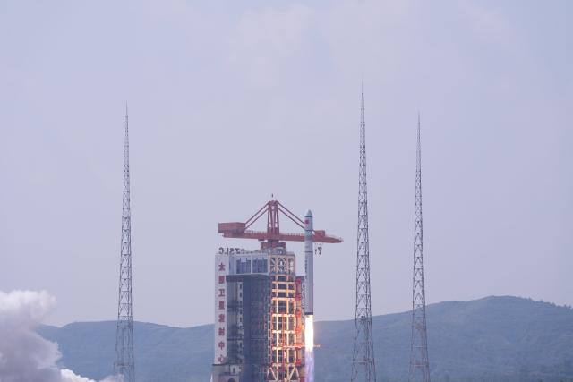 (260825) -- TAIYUAN, Aug. 25, 2026 (Xinhua) -- A Long March-6C carrier rocket, carrying seven satellites, blasts off from the Taiyuan Satellite Launch Center in north China's Shanxi Province, Aug. 25, 2026. The rocket blasted off at 11:21 a.m. (Beijing Time) and successfully sent the satellites into the planned orbit.
  This launch marked the 665th flight mission of the Long March carrier rocket series, according to the launch center. (Photo by Wang Yapeng/Xinhua)