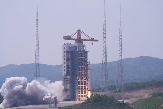 (260825) -- TAIYUAN, Aug. 25, 2026 (Xinhua) -- A Long March-6C carrier rocket, carrying seven satellites, blasts off from the Taiyuan Satellite Launch Center in north China's Shanxi Province, Aug. 25, 2026. The rocket blasted off at 11:21 a.m. (Beijing Time) and successfully sent the satellites into the planned orbit.
  This launch marked the 665th flight mission of the Long March carrier rocket series, according to the launch center. (Photo by Wang Yapeng/Xinhua)