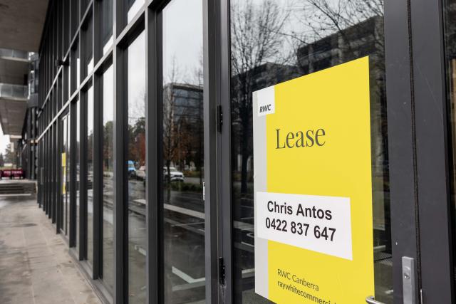 (260825) -- CANBERRA, Aug. 25, 2026 (Xinhua) -- A posted advertisement for a property for rent is pictured in Canberra, Australia, Aug. 25, 2026. TO GO WITH "Median rents surpass half of average income in all Australian capital cities: report" (Photo by Chu Chen/Xinhua)
