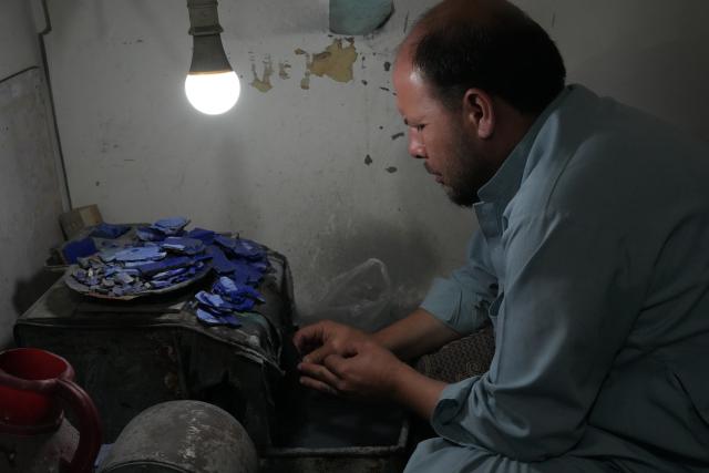 (260825) -- KABUL, Aug. 25, 2026 (Xinhua) -- A worker cuts a gemstone at a small shop in Kabul, Afghanistan, on Aug. 23, 2026. TO GO WITH "Feature: Afghan gemstones seek new luster through global trade" (Photo by Saifurahman Safi/Xinhua)