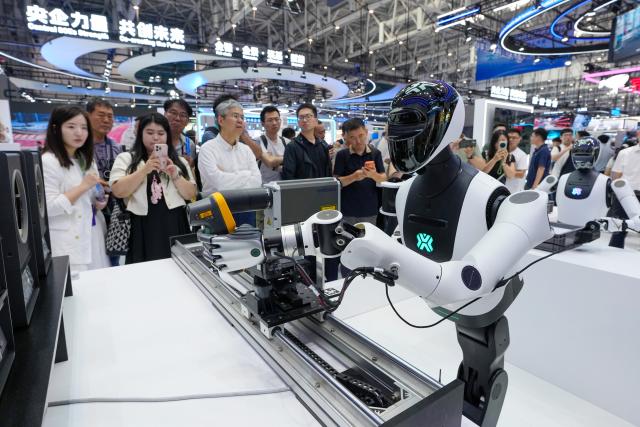 (260825) -- BEIJING, Aug. 25, 2026 (Xinhua) -- A robot demonstrates metrological evaluation and testing at the 2026 World Robot Conference (WRC) in Beijing, capital of China, Aug. 20, 2026. (Xinhua/Ju Huanzong)