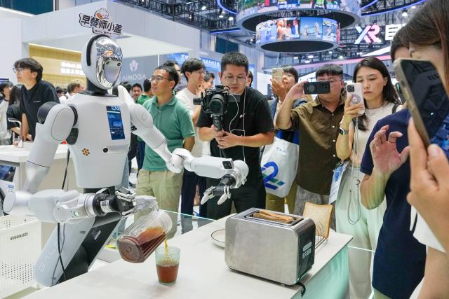 (260825) -- BEIJING, Aug. 25, 2026 (Xinhua) -- A robot showcases breakfast-making skills during the 2026 World Robot Conference (WRC) in Beijing, capital of China, Aug. 20, 2026. (Xinhua/Ju Huanzong)