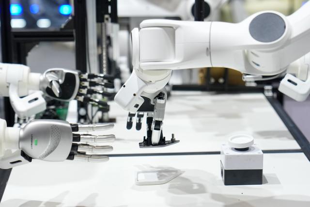 (260825) -- BEIJING, Aug. 25, 2026 (Xinhua) -- Robots demonstrate assembly of a speaker set at the 2026 World Robot Conference (WRC) in Beijing, capital of China, Aug. 19, 2026. (Xinhua/Ju Huanzong)