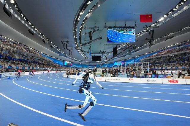 (260825) -- BEIJING, Aug. 25, 2026 (Xinhua) -- Robot "Tiangong" (front) competes during the Large Group 400m race of the 2nd World Humanoid Robot Games in Beijing, capital of China, Aug. 23, 2026. (Xinhua/Ju Huanzong)