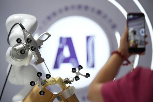 (260825) -- BEIJING, Aug. 25, 2026 (Xinhua) -- An orthopedic surgical robot is displayed at the 2026 World Robot Conference (WRC) in Beijing, capital of China, Aug. 20, 2026. (Xinhua/Xie Han)