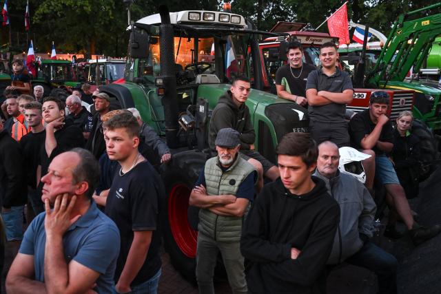 (260825) -- TWENTERAND, Aug. 25, 2026 (Xinhua) -- Farmers gather outside the town hall of Twenterand to protest against the Dutch government's nitrogen policy aimed to reduce nitrogen emissions, particularly from agriculture and livestock farming, in the Netherlands, Aug. 24, 2026. (Photo by Eric Brinkhorst/Xinhua)