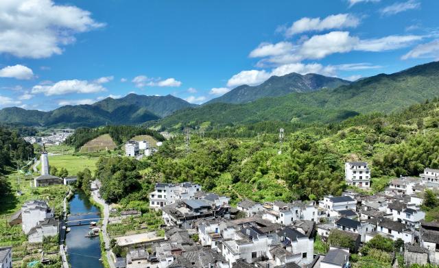(260825) -- NANCHANG, Aug. 25, 2026 (Xinhua) -- An aerial drone photo taken on Aug. 25, 2026 shows a view of Likeng Village in Wuyuan County, east China's Jiangxi Province. Likeng Village, nestled among the mountains of northeastern Jiangxi Province where ancient Huizhou cultural heritage meets idyllic pastoral scenery, sees a surge of sketch-painting visitors in early autumn. (Xinhua/Hu Chenhuan)